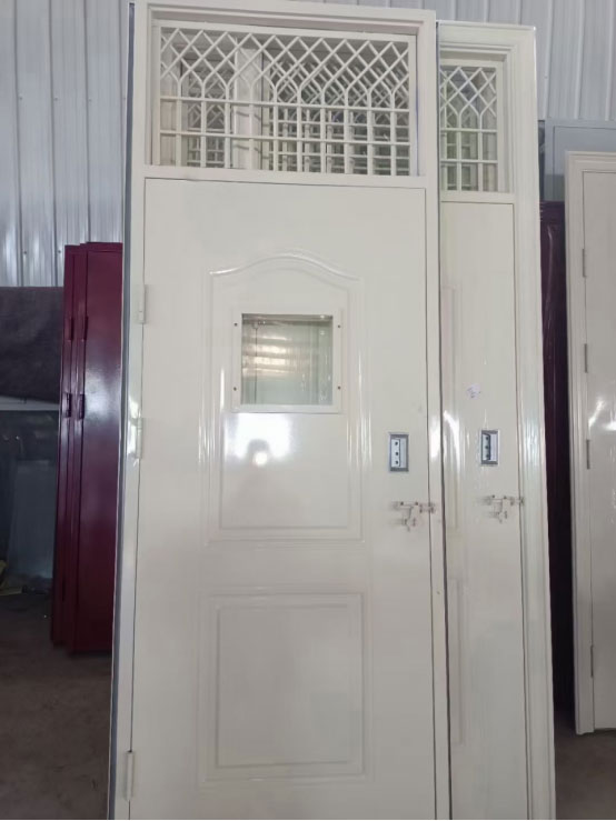 乌尔禾学校教室门