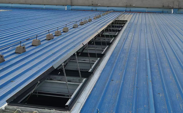 某城市大型商业综合体中庭乌尔禾排烟窗工程