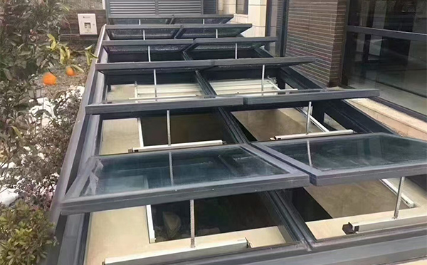 某轨道交通车辆维修车间乌尔禾排烟窗应用