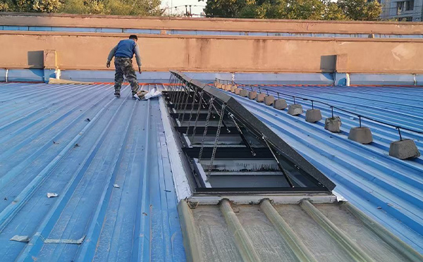 某区域性物流仓储中心乌尔禾排烟窗系统安装项目