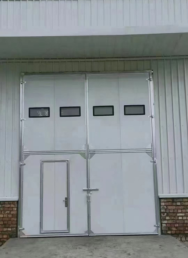 乌尔禾工业门在设备装配车间出入口的实施记录