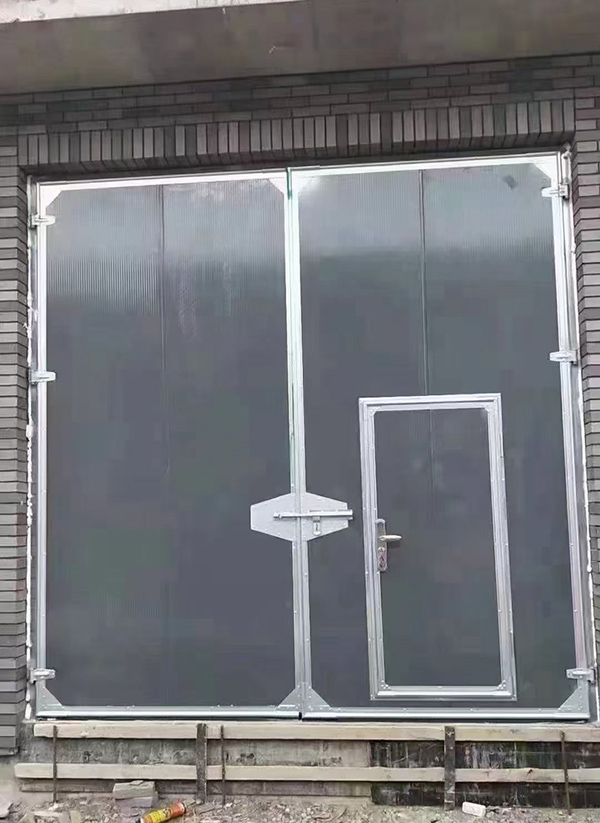 乌尔禾工业平开门在大型设备制造车间的应用实例